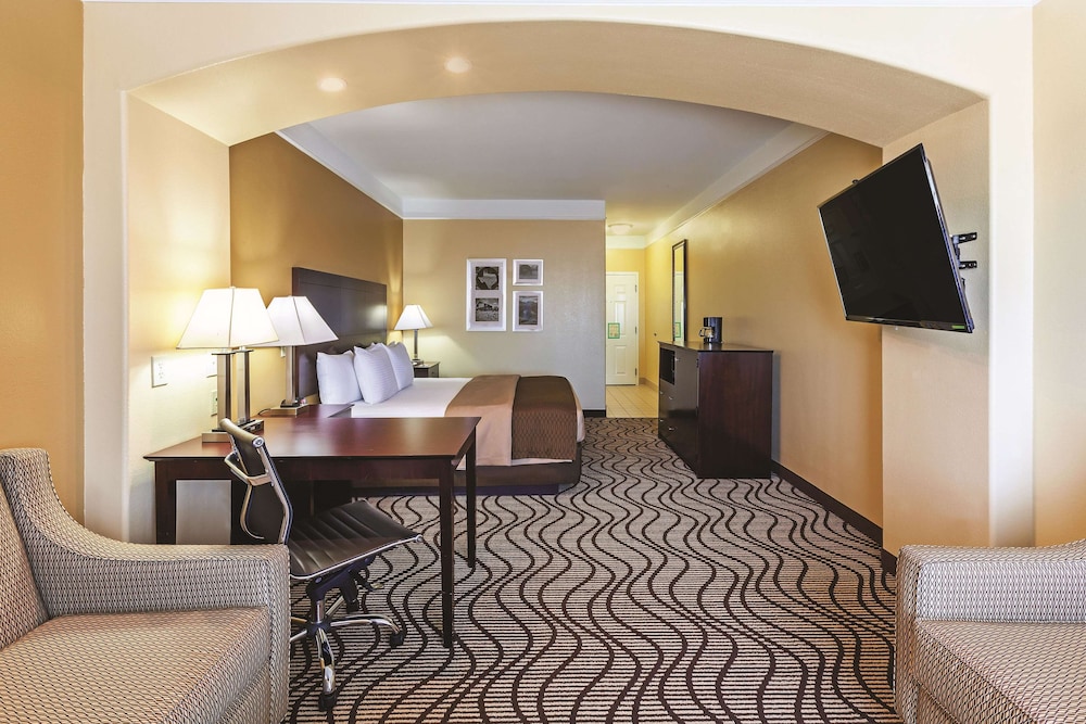 la quinta inn and suites by wyndham angleton