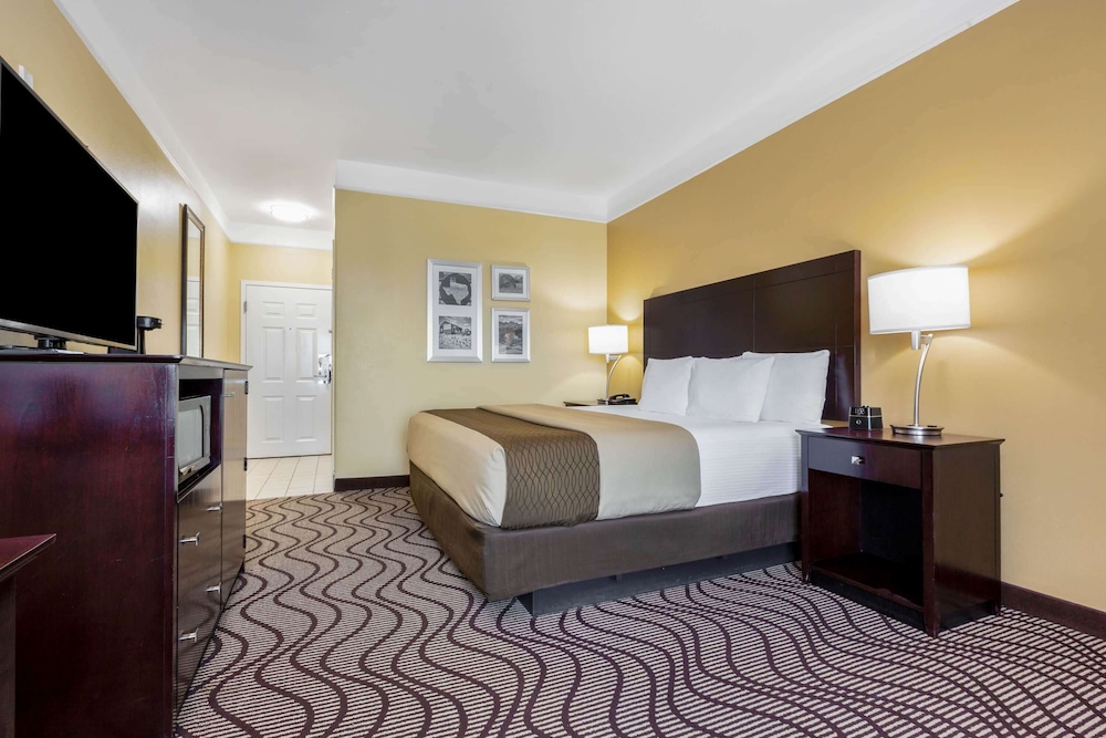 la quinta inn and suites by wyndham angleton