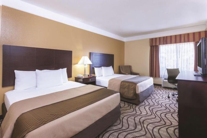 la quinta inn and suites by wyndham angleton