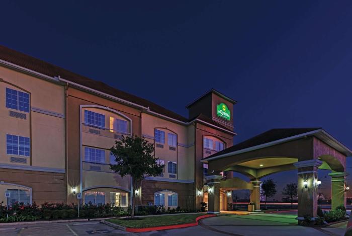 la quinta inn and suites by wyndham angleton