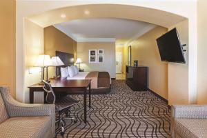 la quinta inn and suites by wyndham angleton