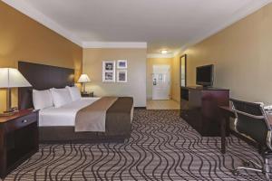 la quinta inn and suites by wyndham angleton