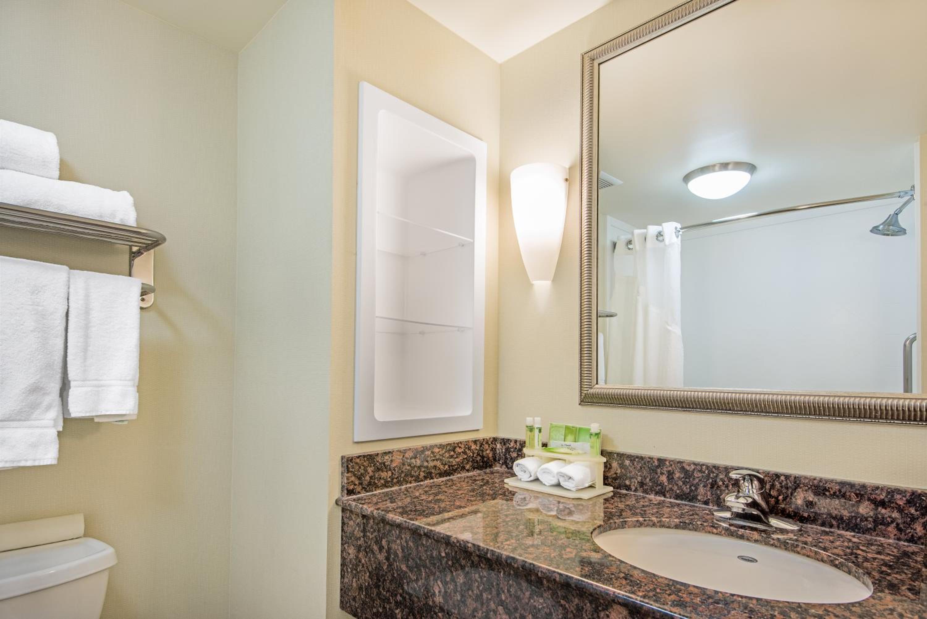 holiday inn express and suites clute lake jackson