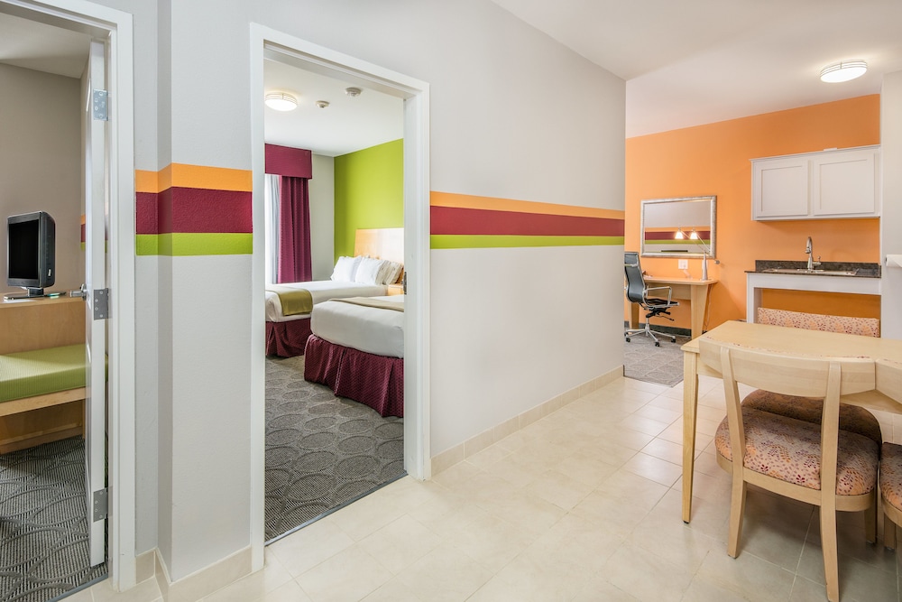 holiday inn express and suites clute lake jackson