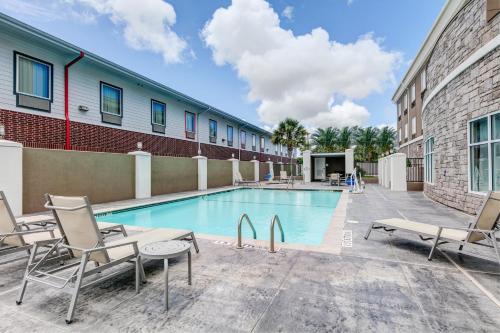 holiday inn express and suites clute lake jackson