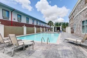holiday inn express and suites clute lake jackson
