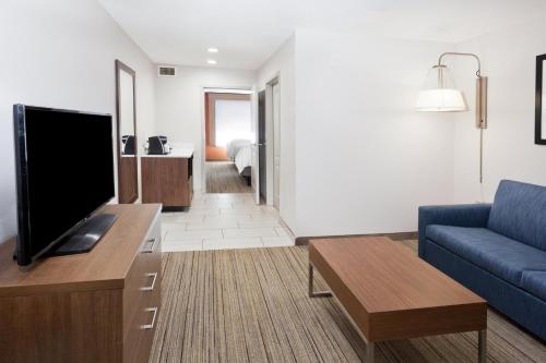 holiday inn express and suites rome east by ihg