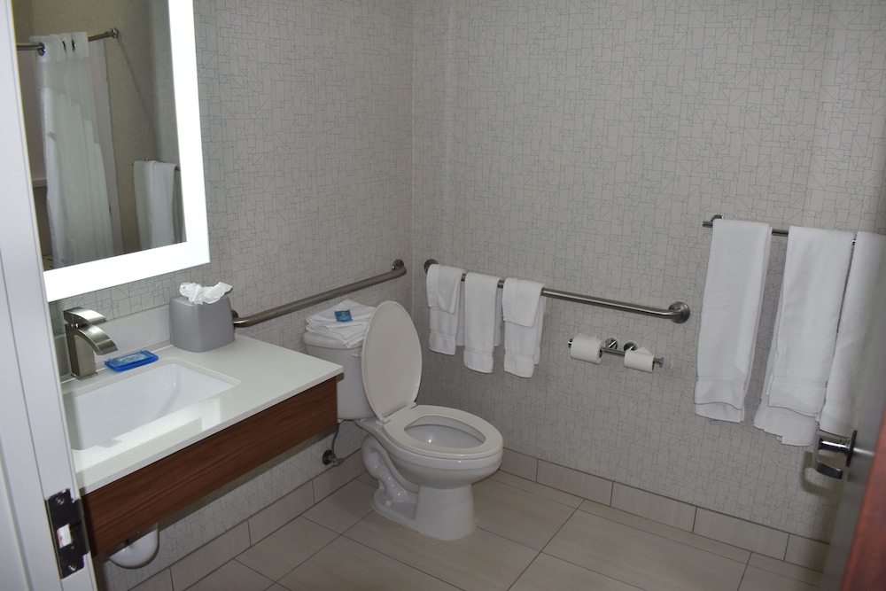 holiday inn express and suites mcpherson by ihg