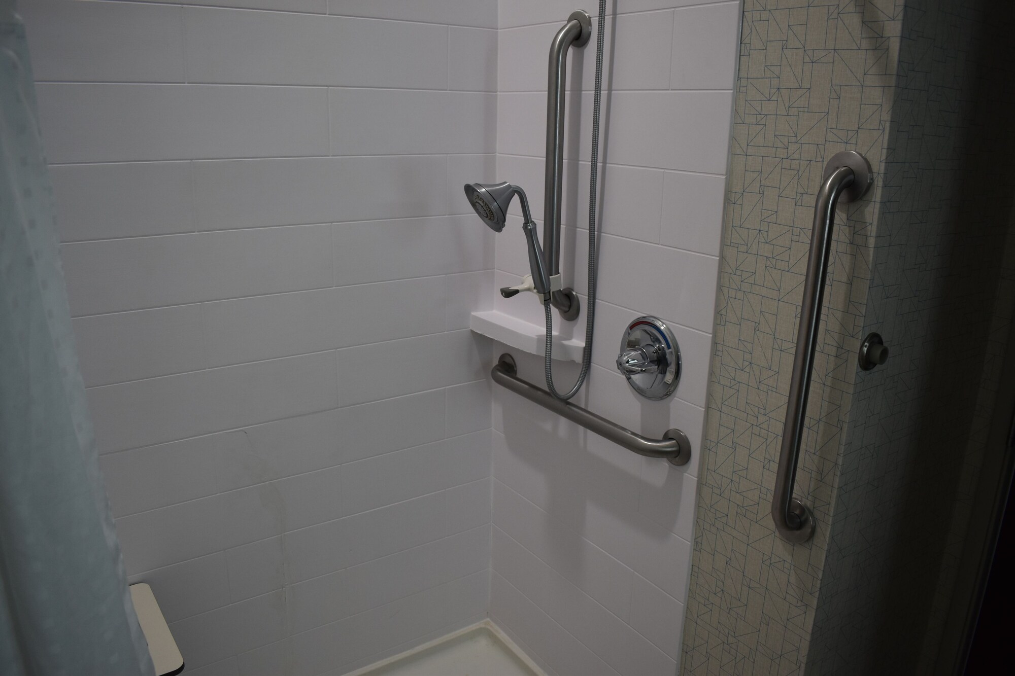 holiday inn express and suites mcpherson by ihg