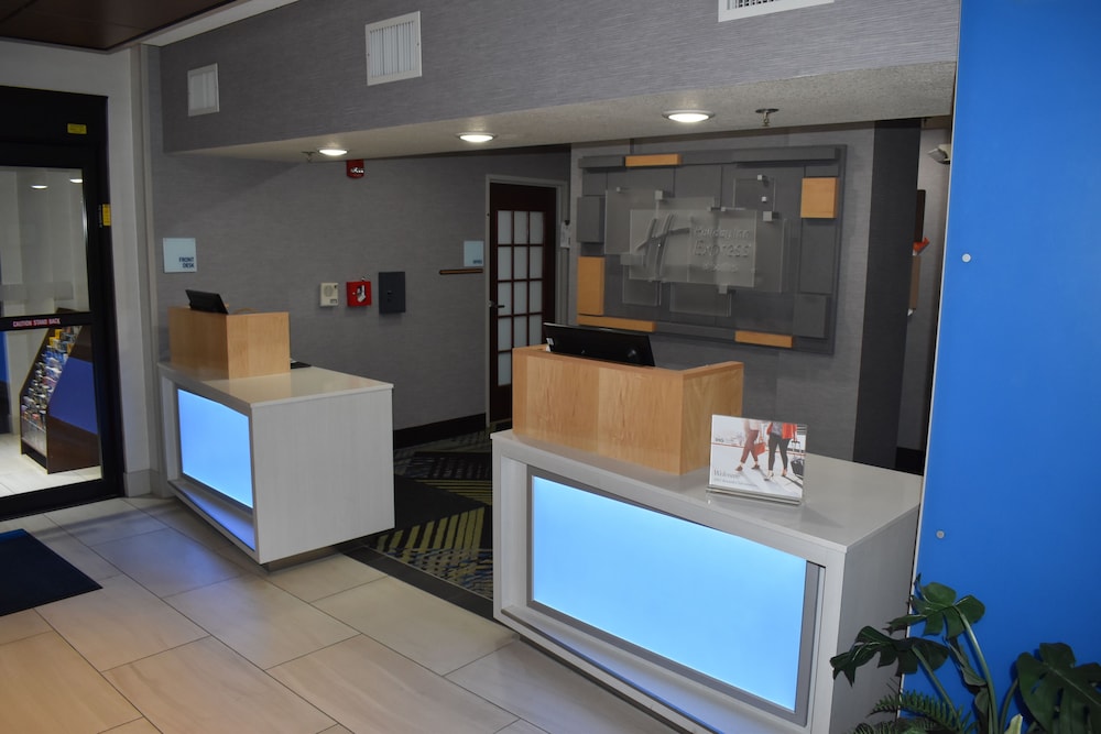 holiday inn express and suites mcpherson by ihg