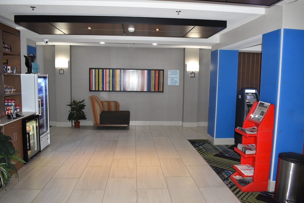 holiday inn express and suites mcpherson by ihg