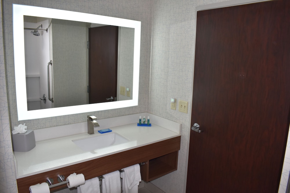 holiday inn express and suites mcpherson by ihg