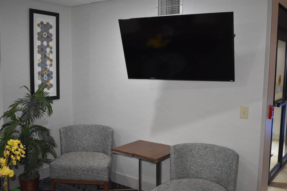 holiday inn express and suites mcpherson by ihg