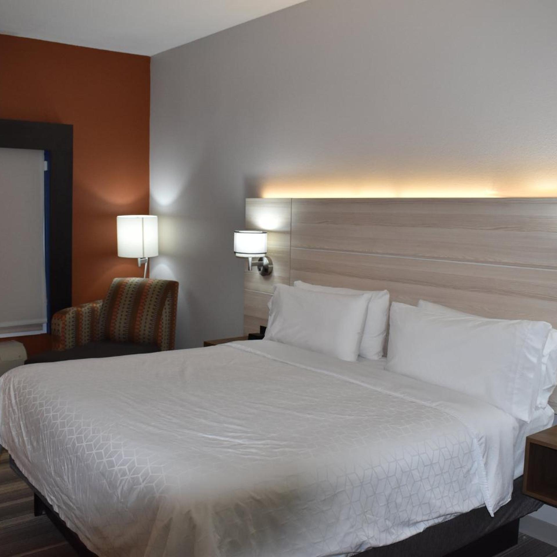 holiday inn express and suites mcpherson by ihg