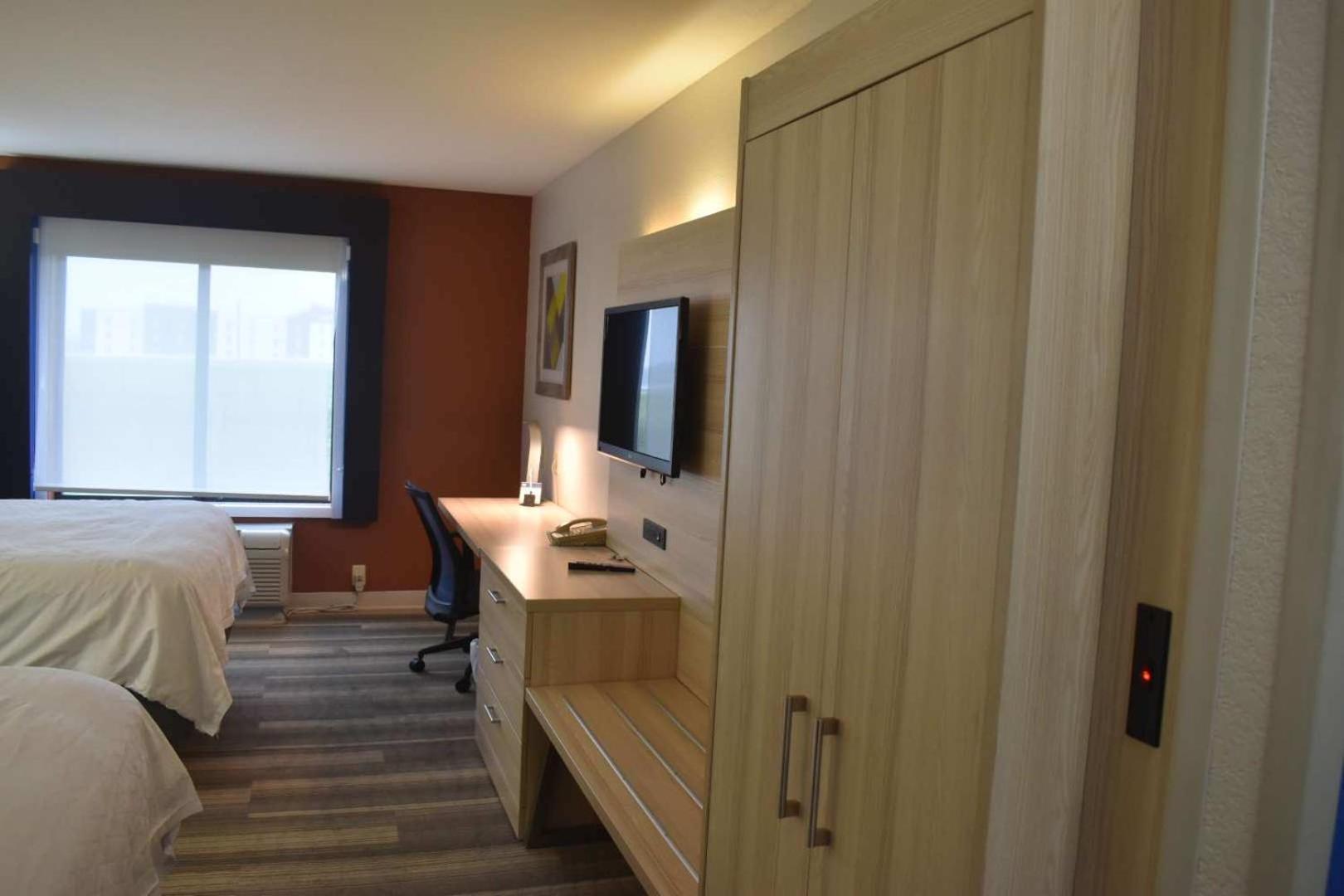 holiday inn express and suites mcpherson by ihg