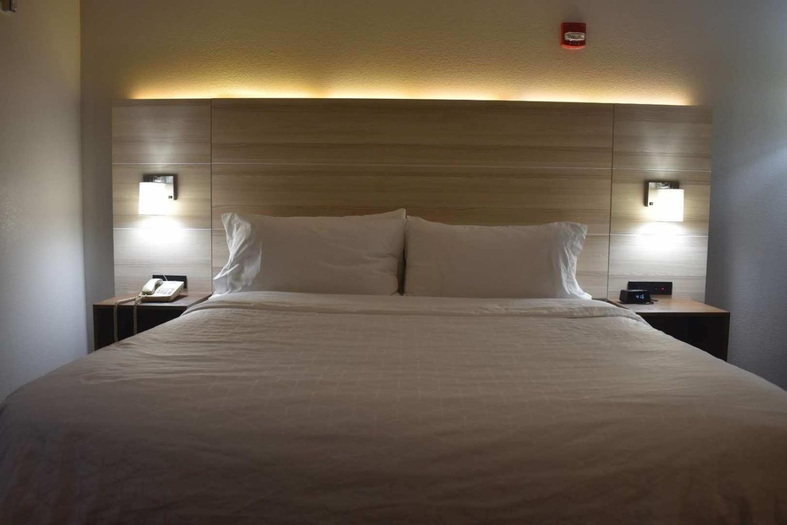 holiday inn express and suites mcpherson by ihg