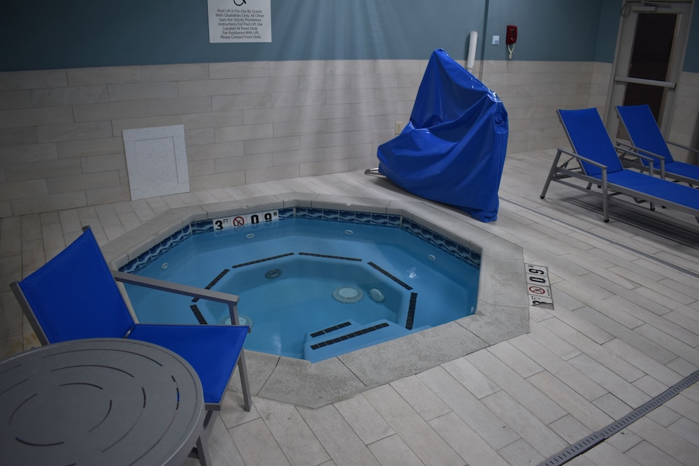 holiday inn express and suites mcpherson by ihg