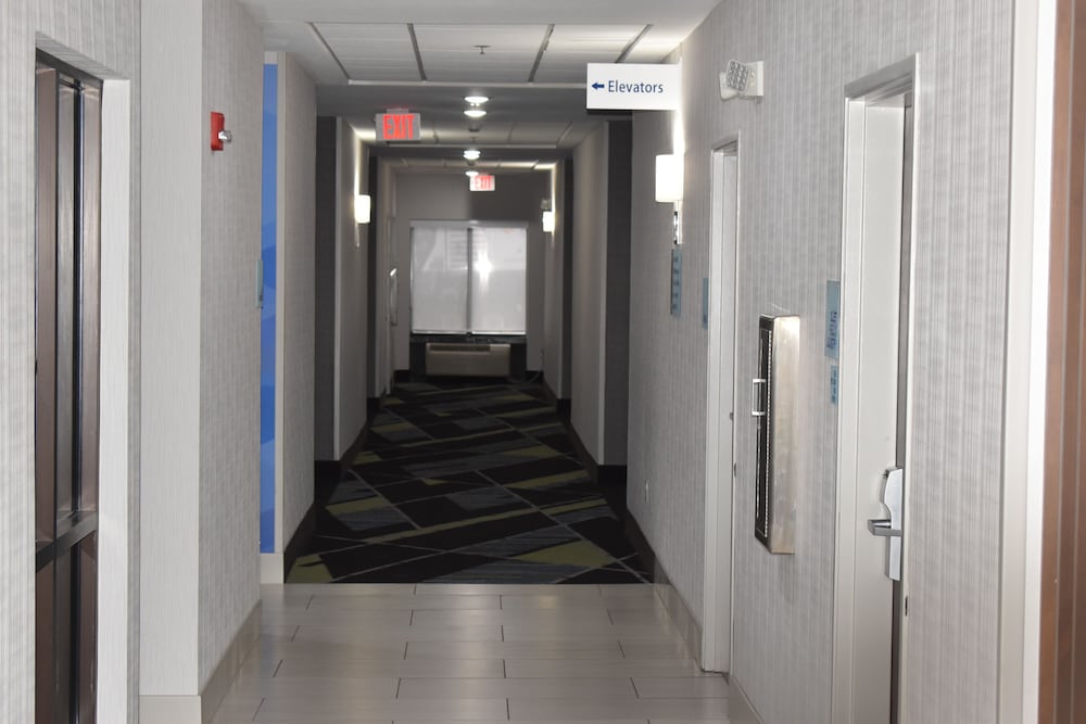 holiday inn express and suites mcpherson by ihg