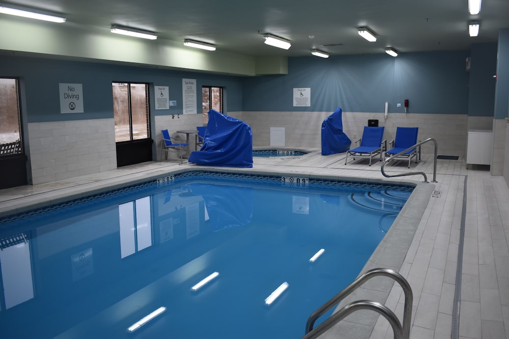 holiday inn express and suites mcpherson by ihg