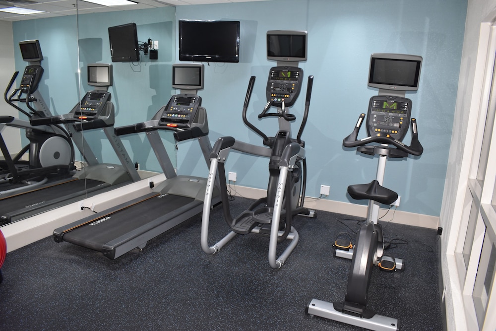holiday inn express and suites mcpherson by ihg