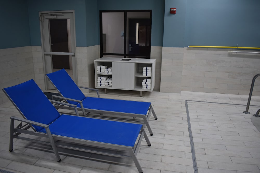 holiday inn express and suites mcpherson by ihg