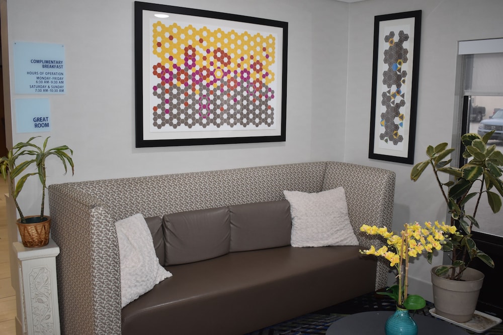 holiday inn express and suites mcpherson by ihg