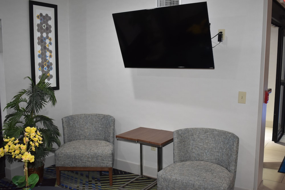 holiday inn express and suites mcpherson by ihg