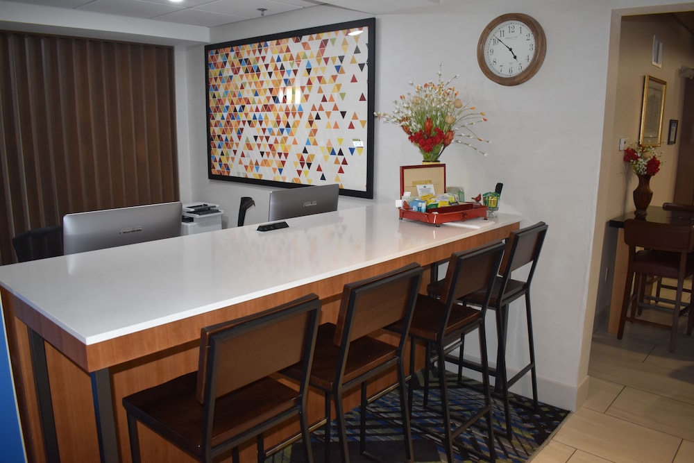 holiday inn express and suites mcpherson by ihg