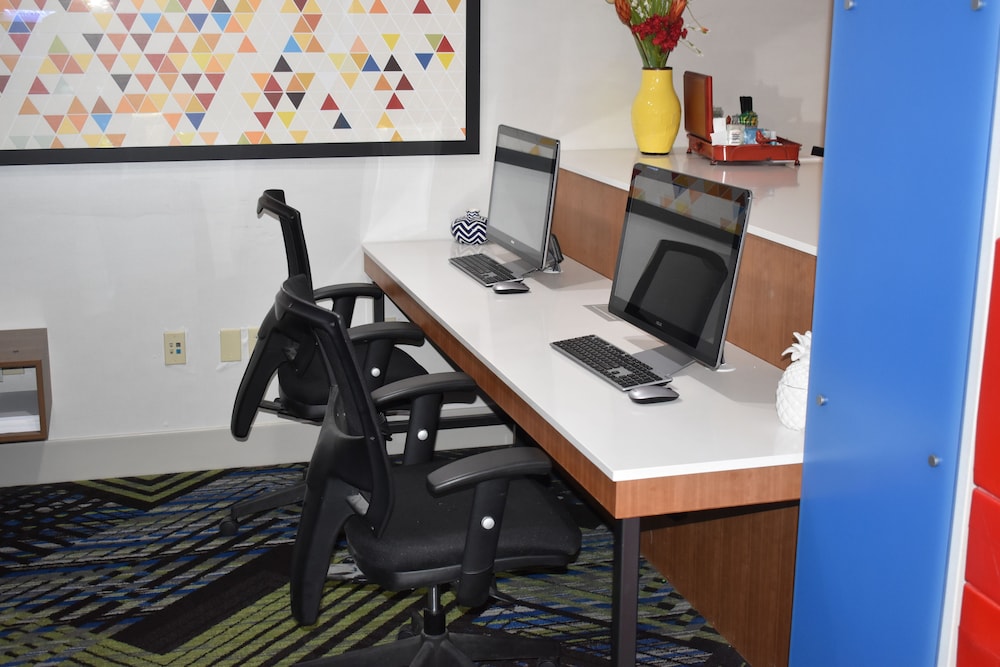 holiday inn express and suites mcpherson by ihg