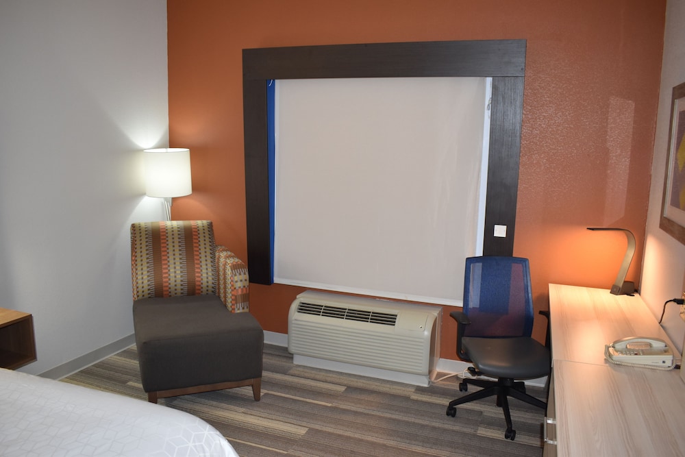 holiday inn express and suites mcpherson by ihg