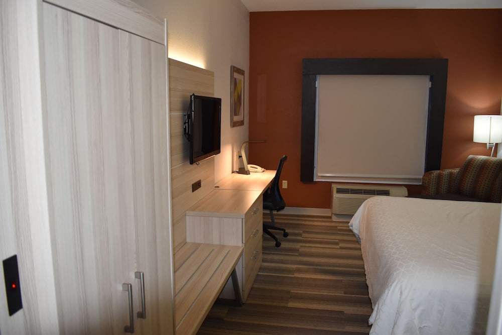 holiday inn express and suites mcpherson by ihg