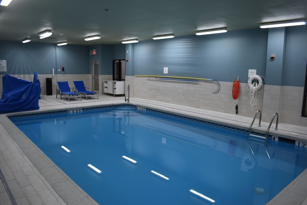 holiday inn express and suites mcpherson by ihg