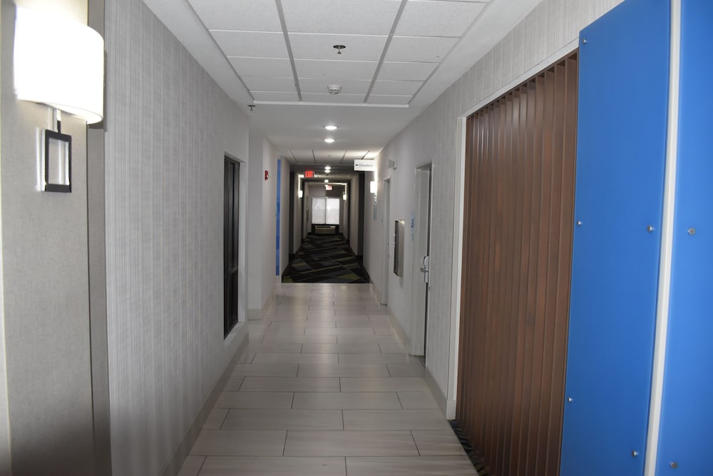 holiday inn express and suites mcpherson by ihg