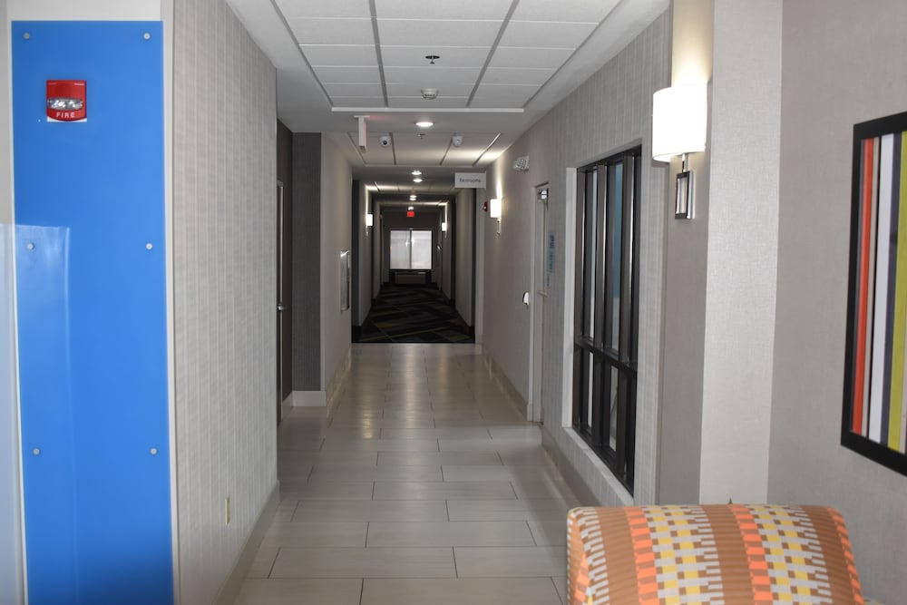 holiday inn express and suites mcpherson by ihg