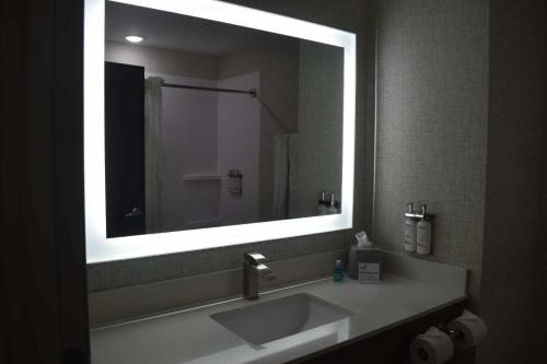 holiday inn express and suites mcpherson by ihg