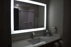 holiday inn express and suites mcpherson by ihg