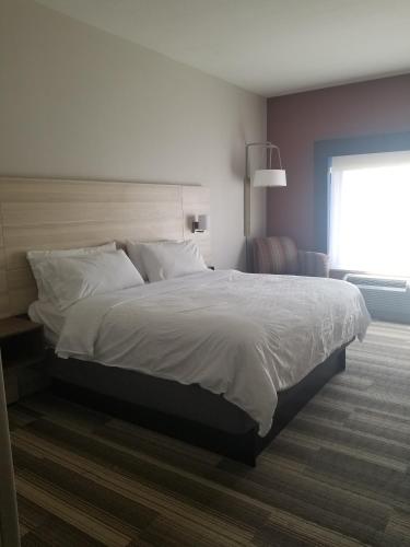 holiday inn express and suites mcpherson by ihg