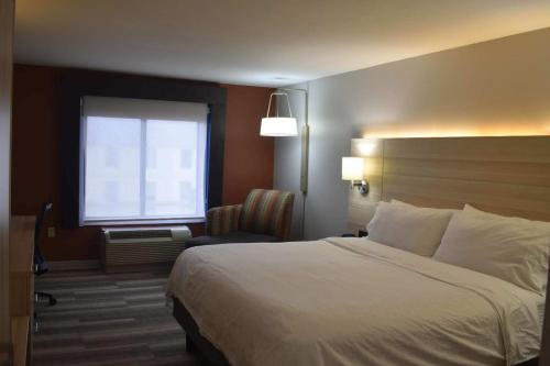 holiday inn express and suites mcpherson by ihg