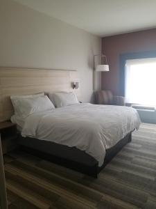 holiday inn express and suites mcpherson by ihg