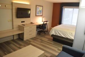holiday inn express and suites mcpherson by ihg