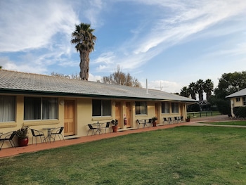 mcnevins tamworth motel