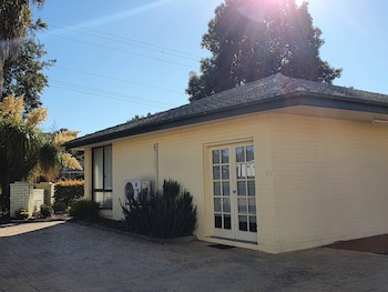 mcnevins tamworth motel