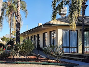 mcnevins tamworth motel