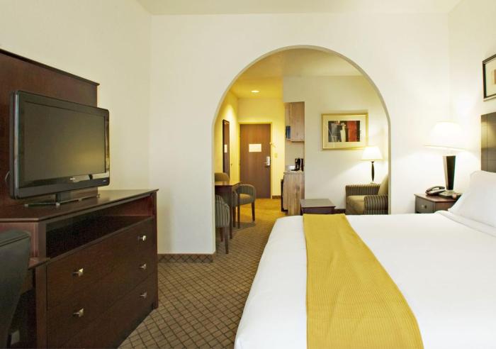 holiday inn express and suites childress by ihg