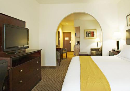 holiday inn express and suites childress by ihg