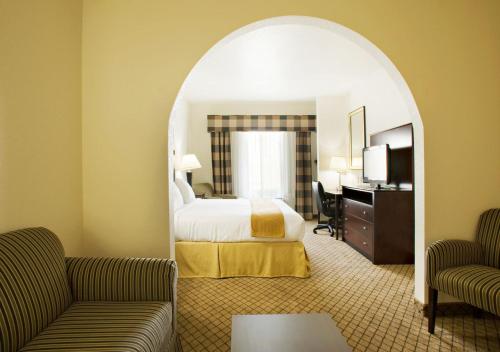 holiday inn express and suites childress by ihg