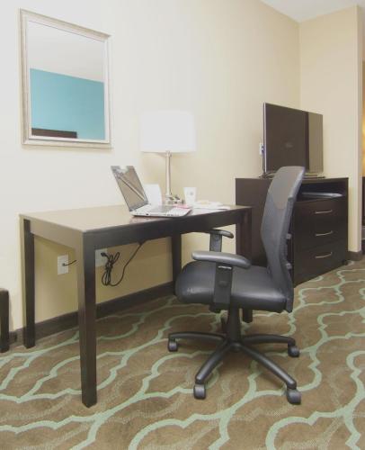 holiday inn express and suites cuero by ihg