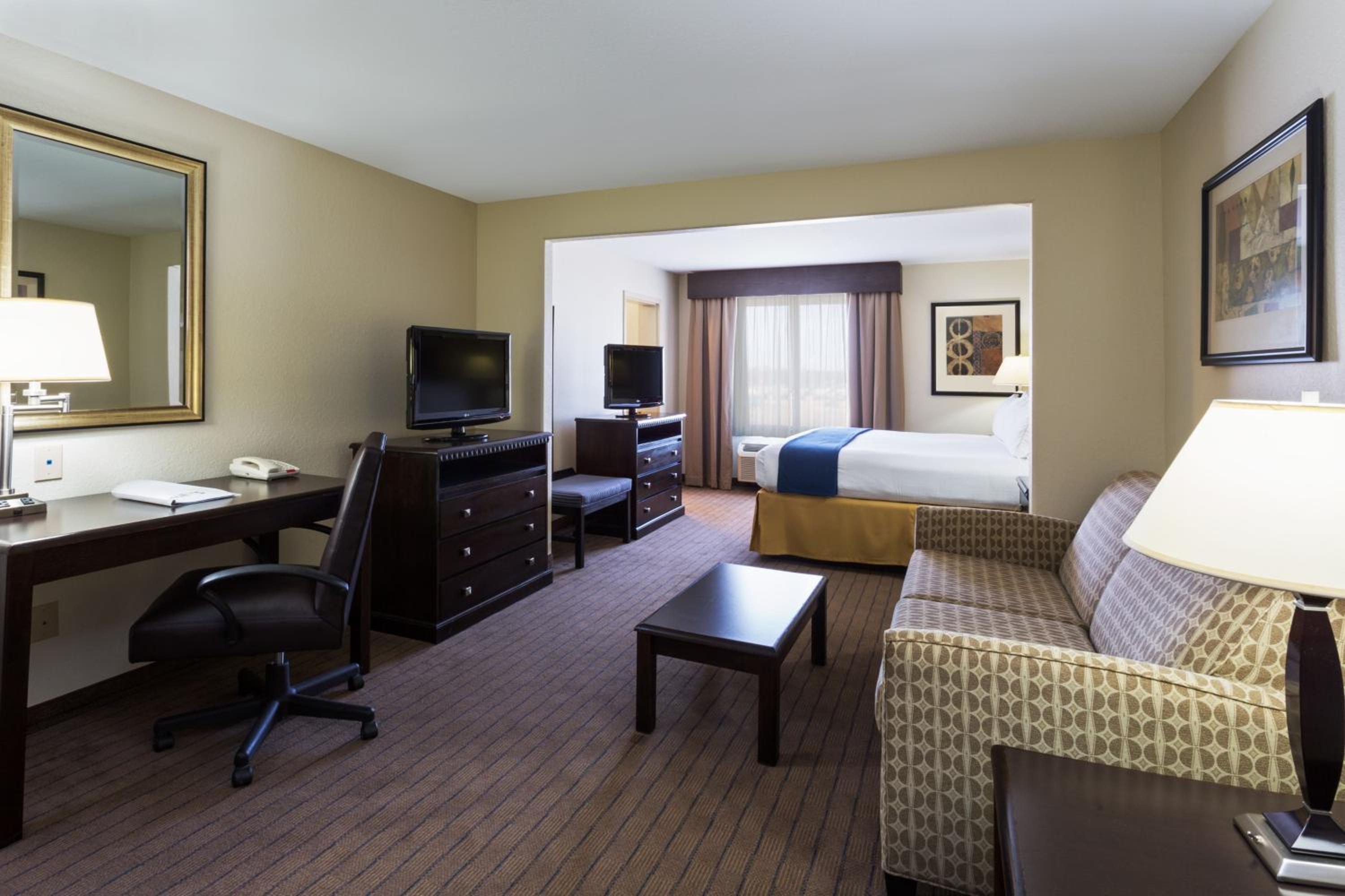 holiday inn express and suites moultrie by ihg