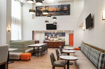 hampton inn and suites pine bluff