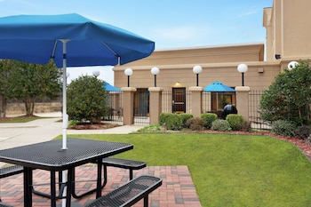 hampton inn and suites pine bluff